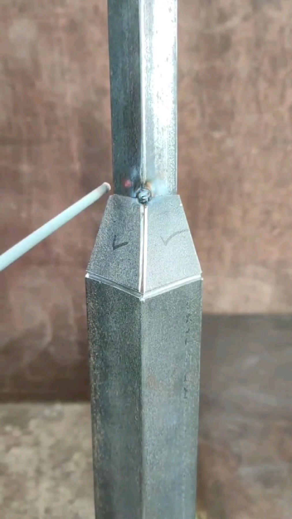 直接难住八级焊工!如何将一大一小的角钢完美无缝的焊接在一起?