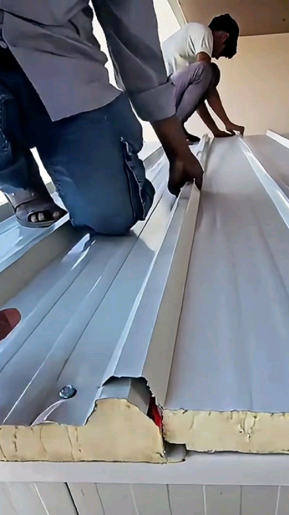 如何正确安装接缝位置的彩钢瓦?学会这招,再也不会漏水了!