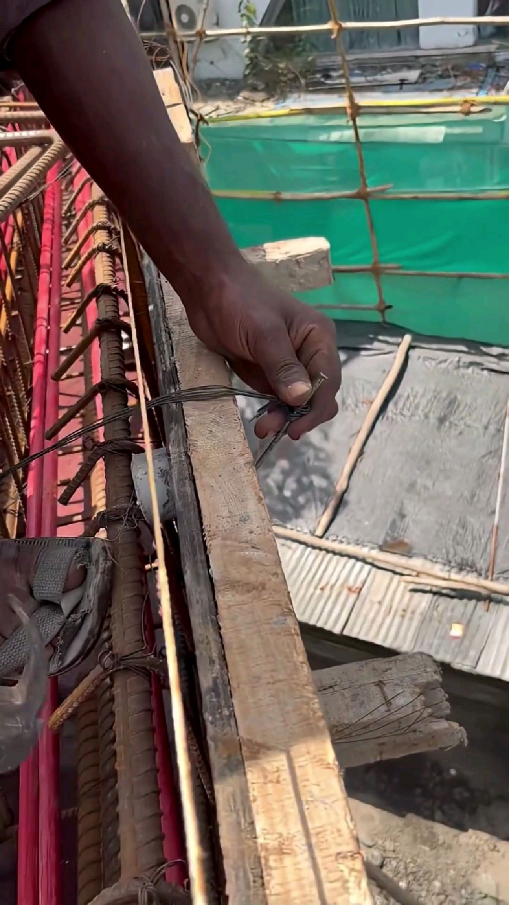 如何用最牢固的方法将木模板牢牢地固定起来?