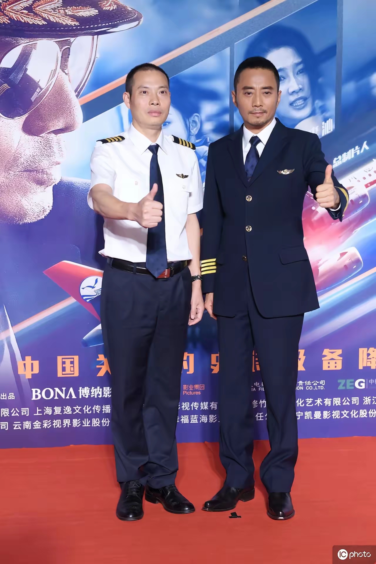 英雄机长刘传健家人现状 1,刘传健妻子邹函端庄大方,她是一名人民教师