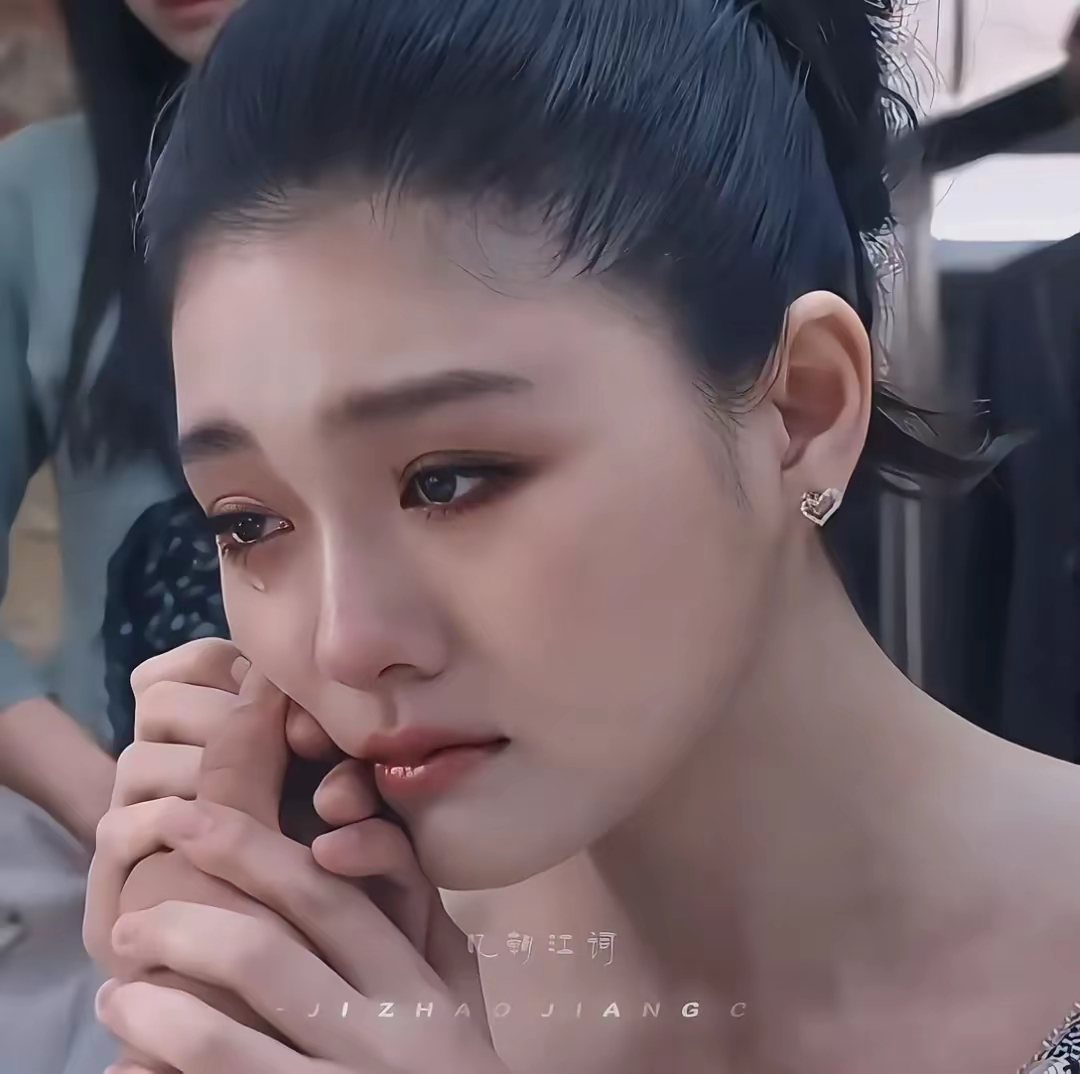 泡沫之夏绝对算大s的颜值巅峰了,海藻般的头发和清冷疏离的气质 无数