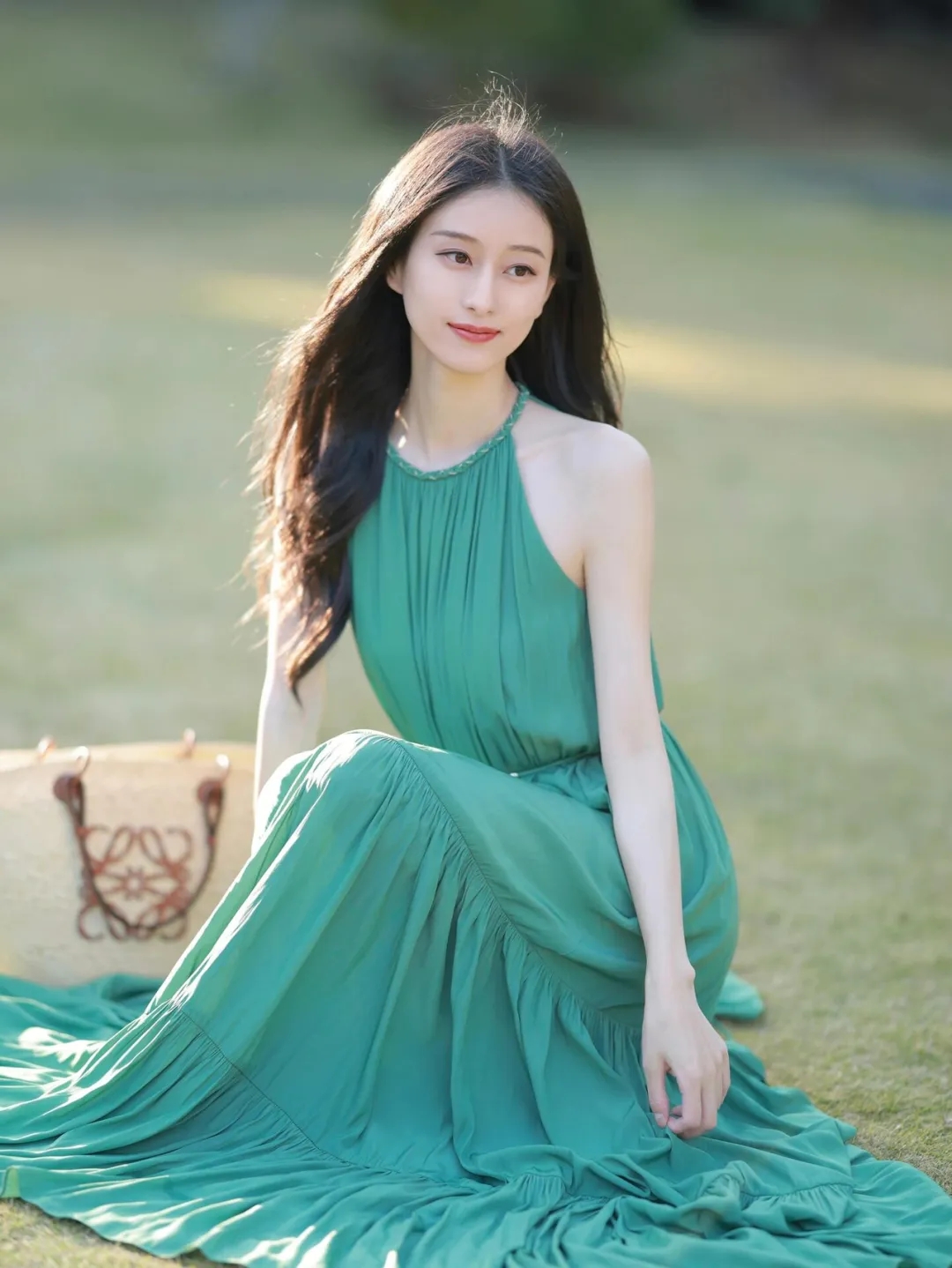尽显洒脱自信的绿裙美女