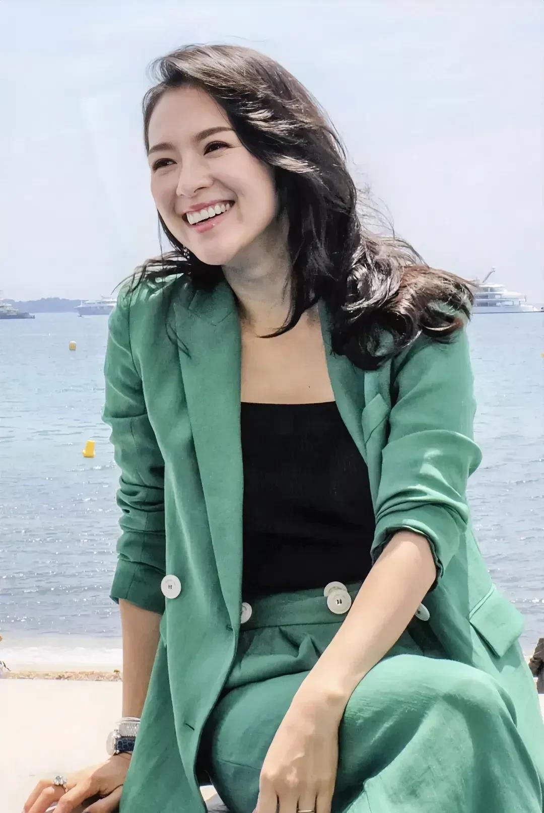 咱仔细瞧瞧章子怡眼睛特别有神是标准的瓜子脸脸部线条十分流畅