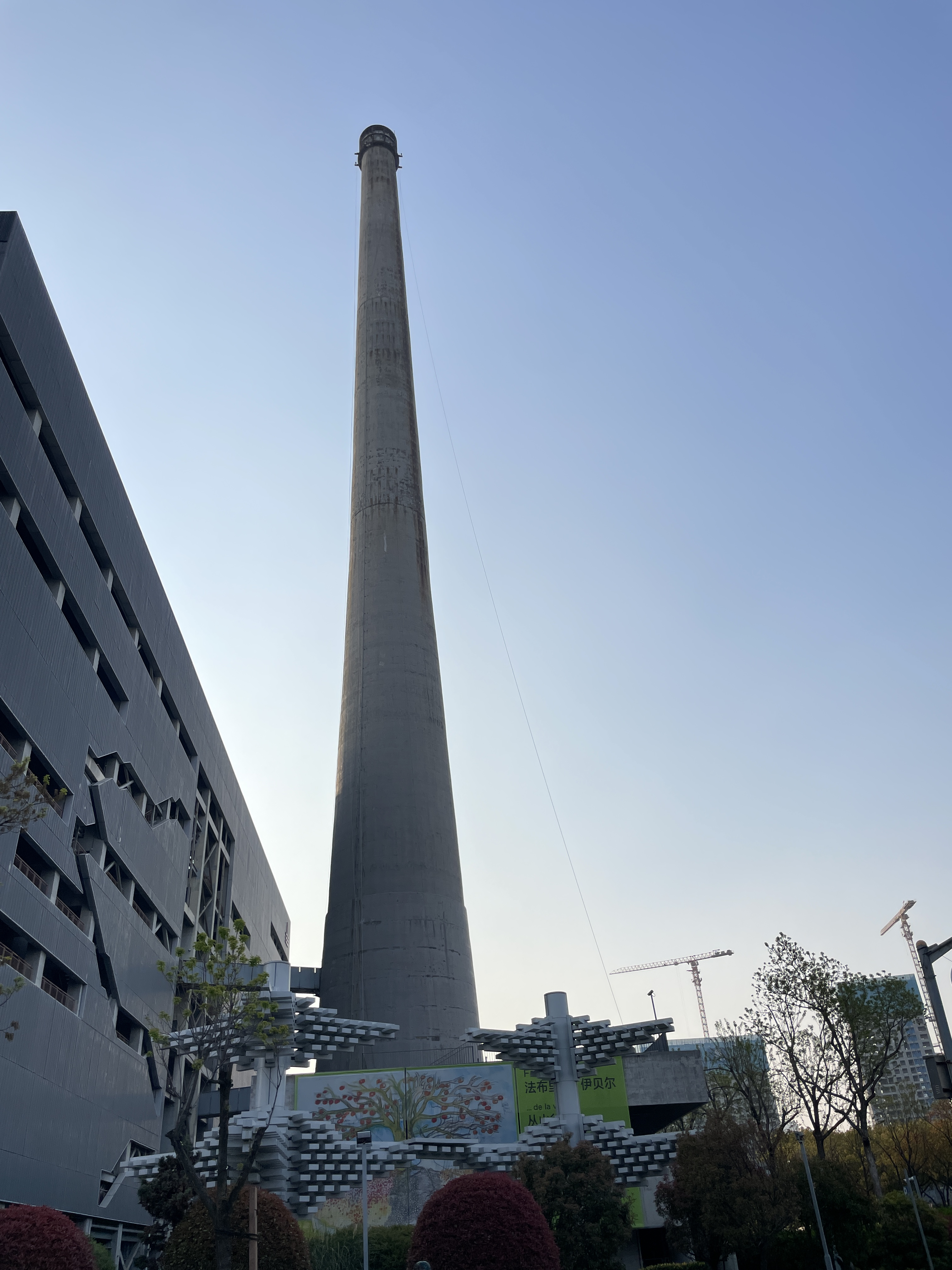 地标打卡挑战# 上海巨大温度计消失了,这个大烟囱到了晚上会显示上海