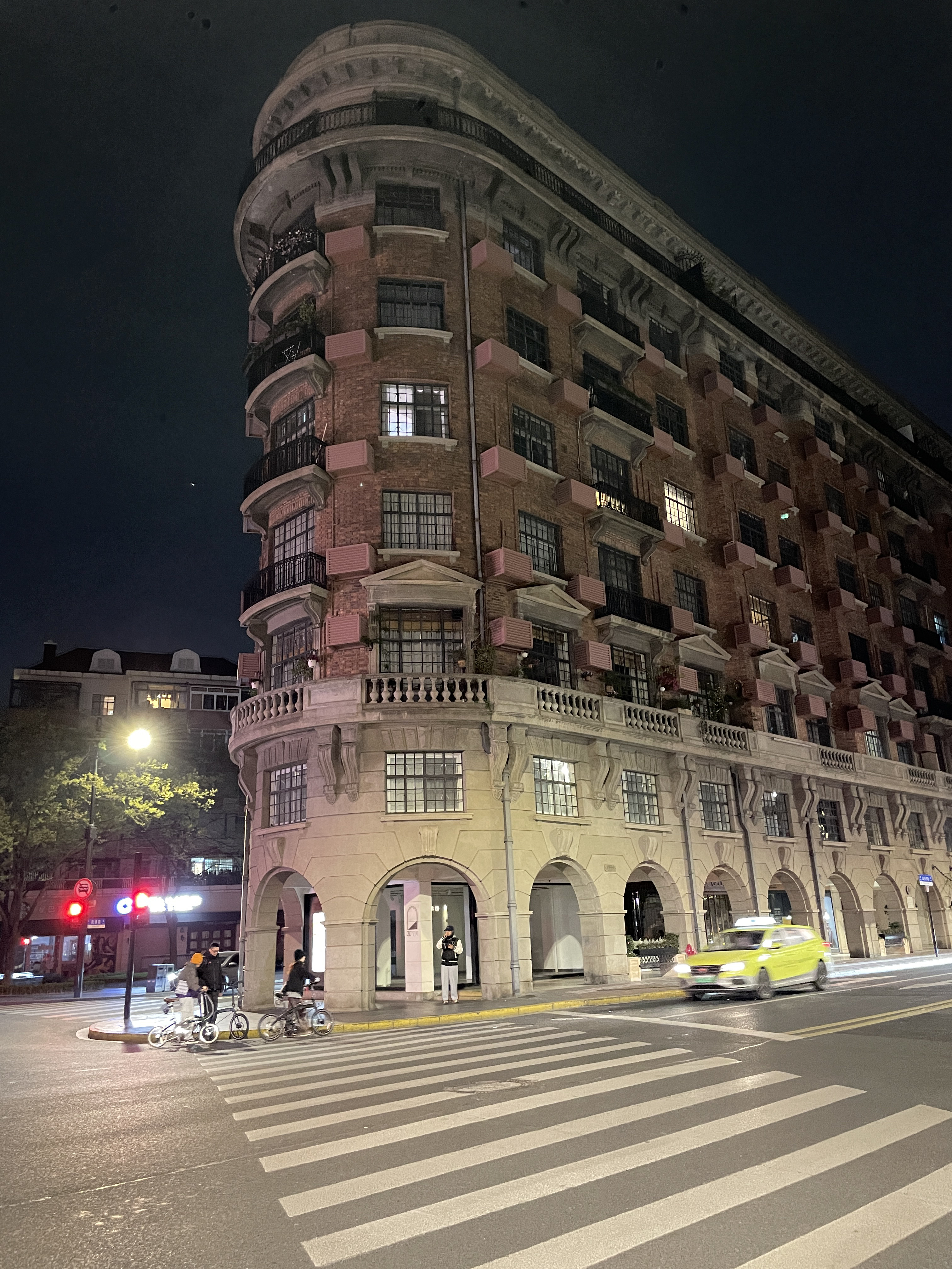 地标打卡挑战# 午夜12点上海武康大楼现状,褪去人声鼎沸喧嚣热闹