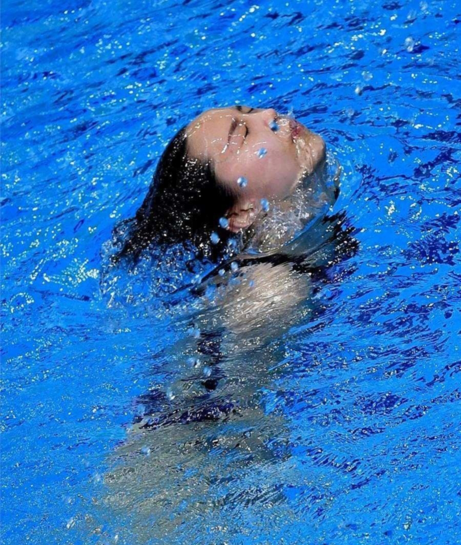 "美女气愤地说,"我就算跳下去,也不可能成全你