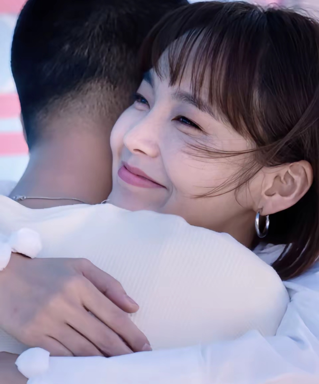 张佳宁高至霆公园遛狗引关注 细节展现文明素养与互动默契