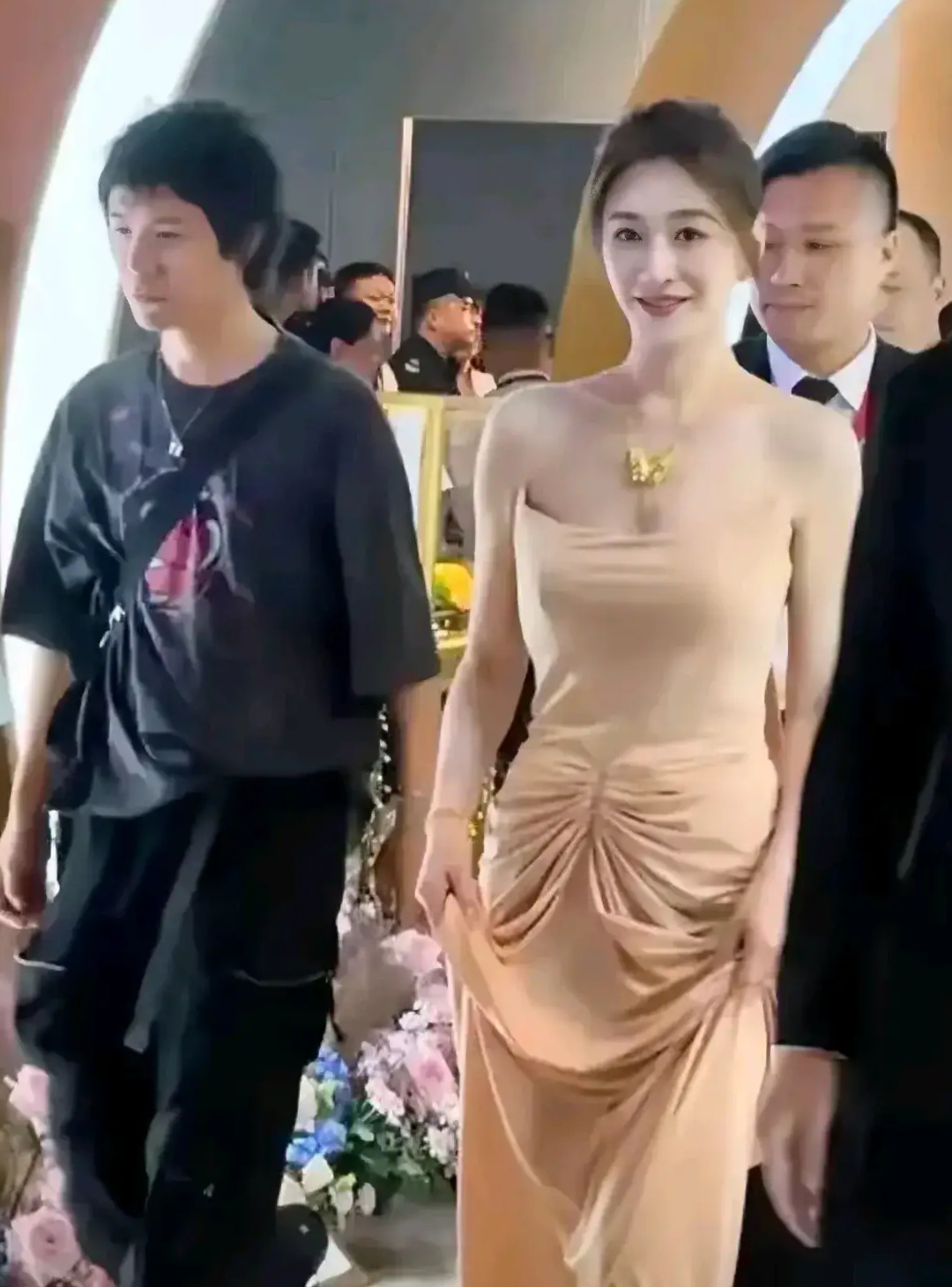 偶遇美女明星,她是江疏影?还是李小冉?傻傻的分不清!