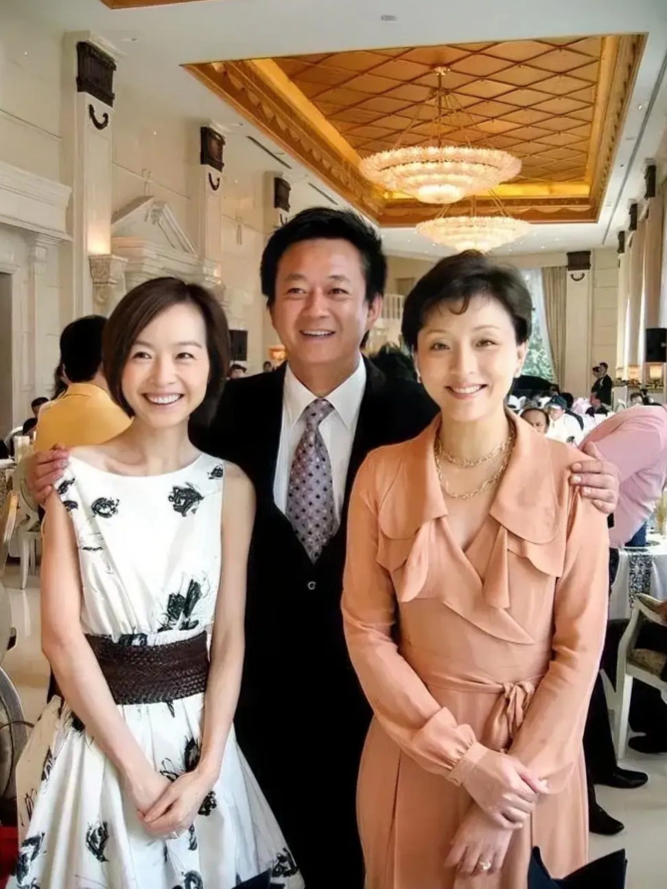 c位帅哥是朱军,曾经的"央视1哥",只是后来被人"下了套",影响了大好