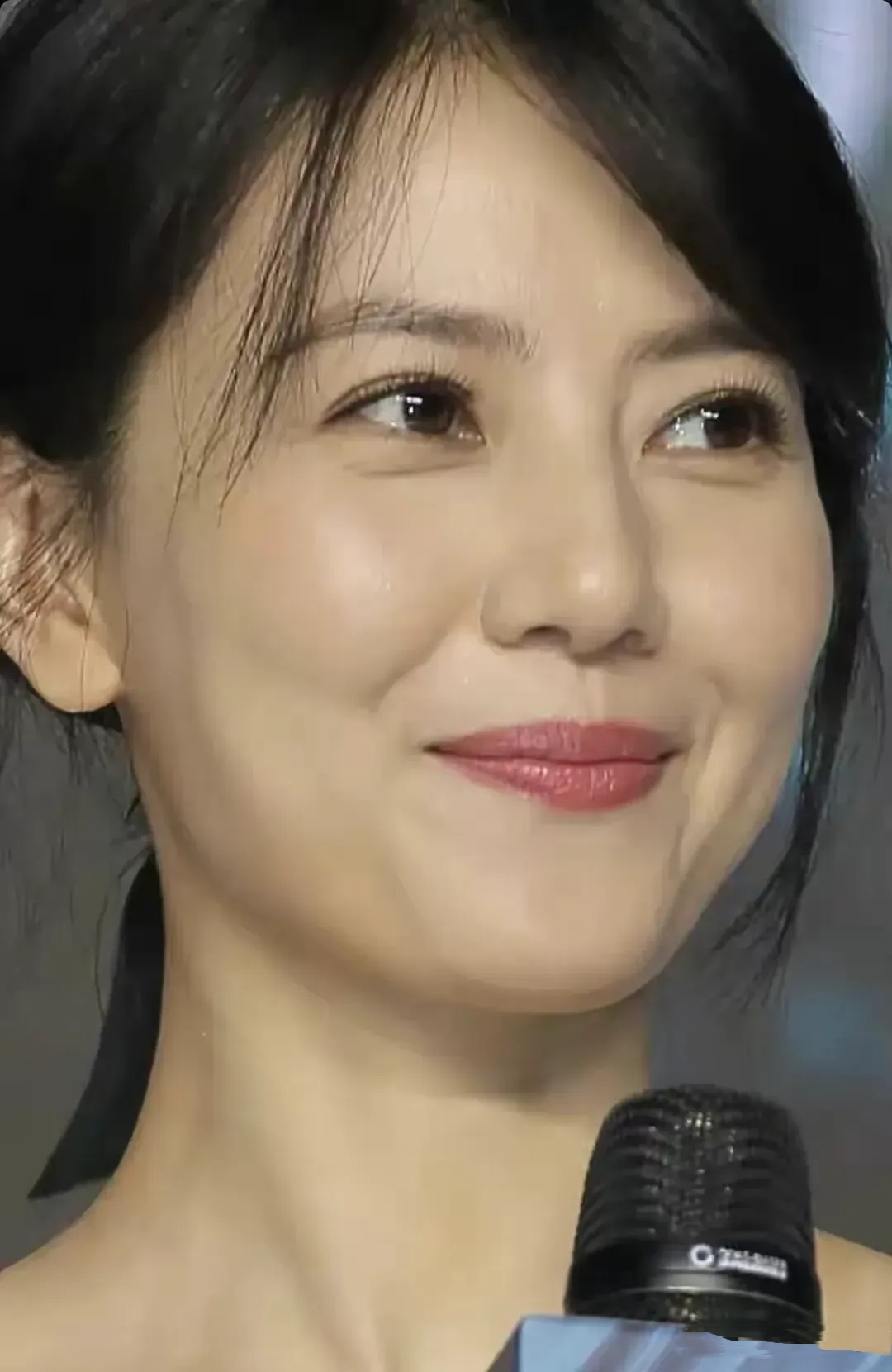 不愧是那种人见人爱,花见花开的女子啊,就这么怼脸拍,依旧能如此美丽