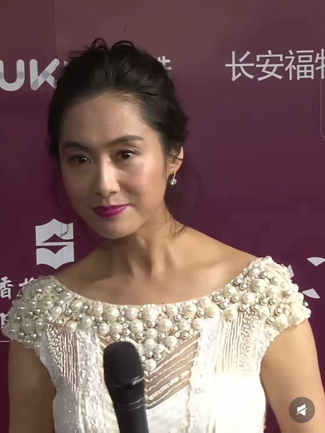 53岁朱茵最新亮相,造型又"翻车"了!