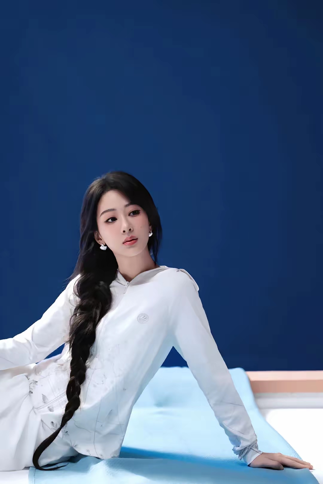 这次杨紫运动风造型太绝同套衣服搭三种发型少女感爆棚