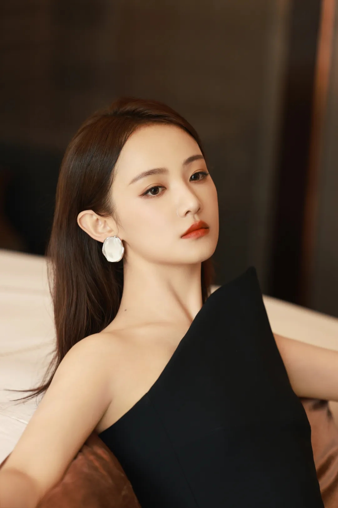 吴佳怡,红唇锁骨抹胸黑裙妆造,甜酷优雅的小姐姐!