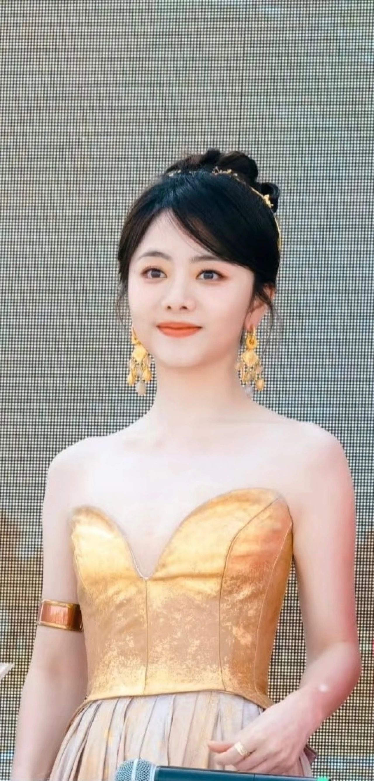 出席活动的谭松韵,一身露肩连衣裙,淡妆浓抹总相宜,好一副大家闺秀的