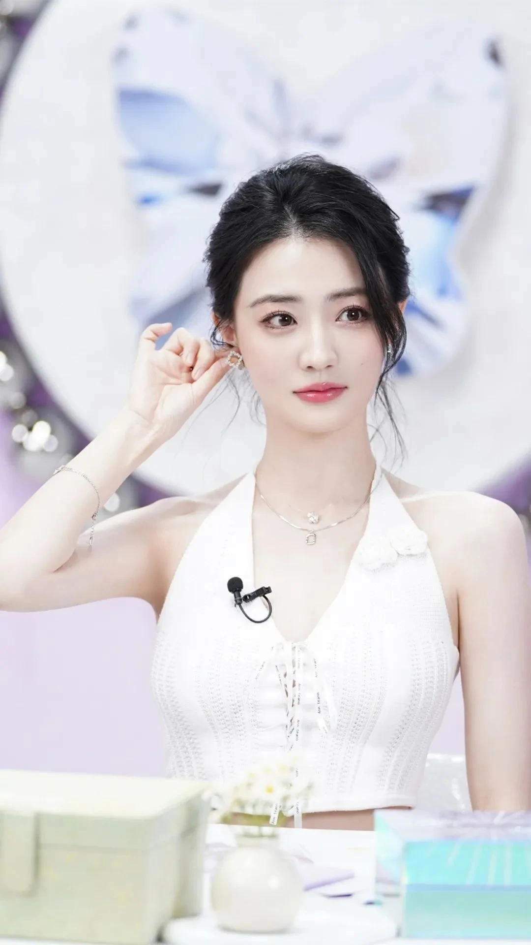 徐璐白衣甜笑被怀疑开了人形反光板!这姐把"多巴胺白"焊在身上了吧?