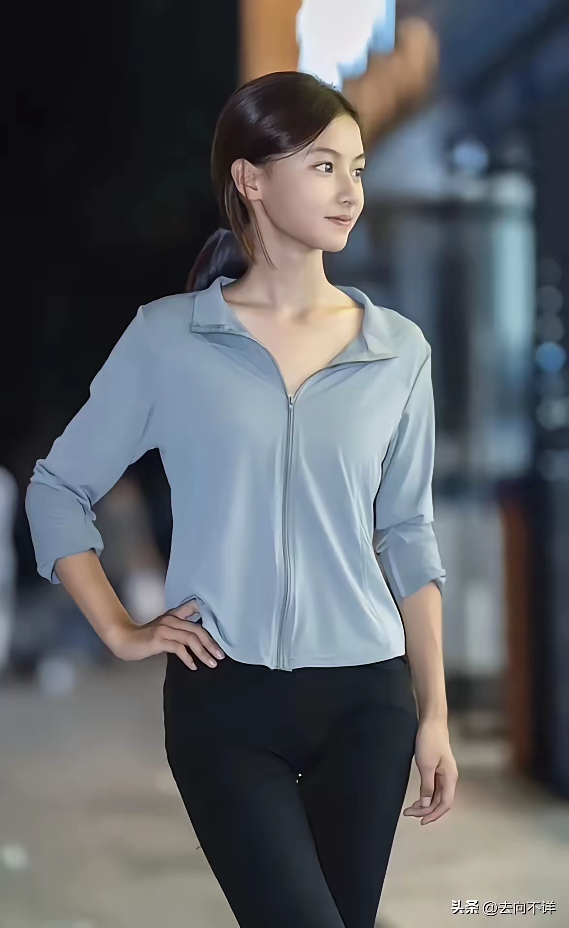 视频里的七七,简单扎个马尾,穿着防晒服,素面朝天却美得让人移不开眼