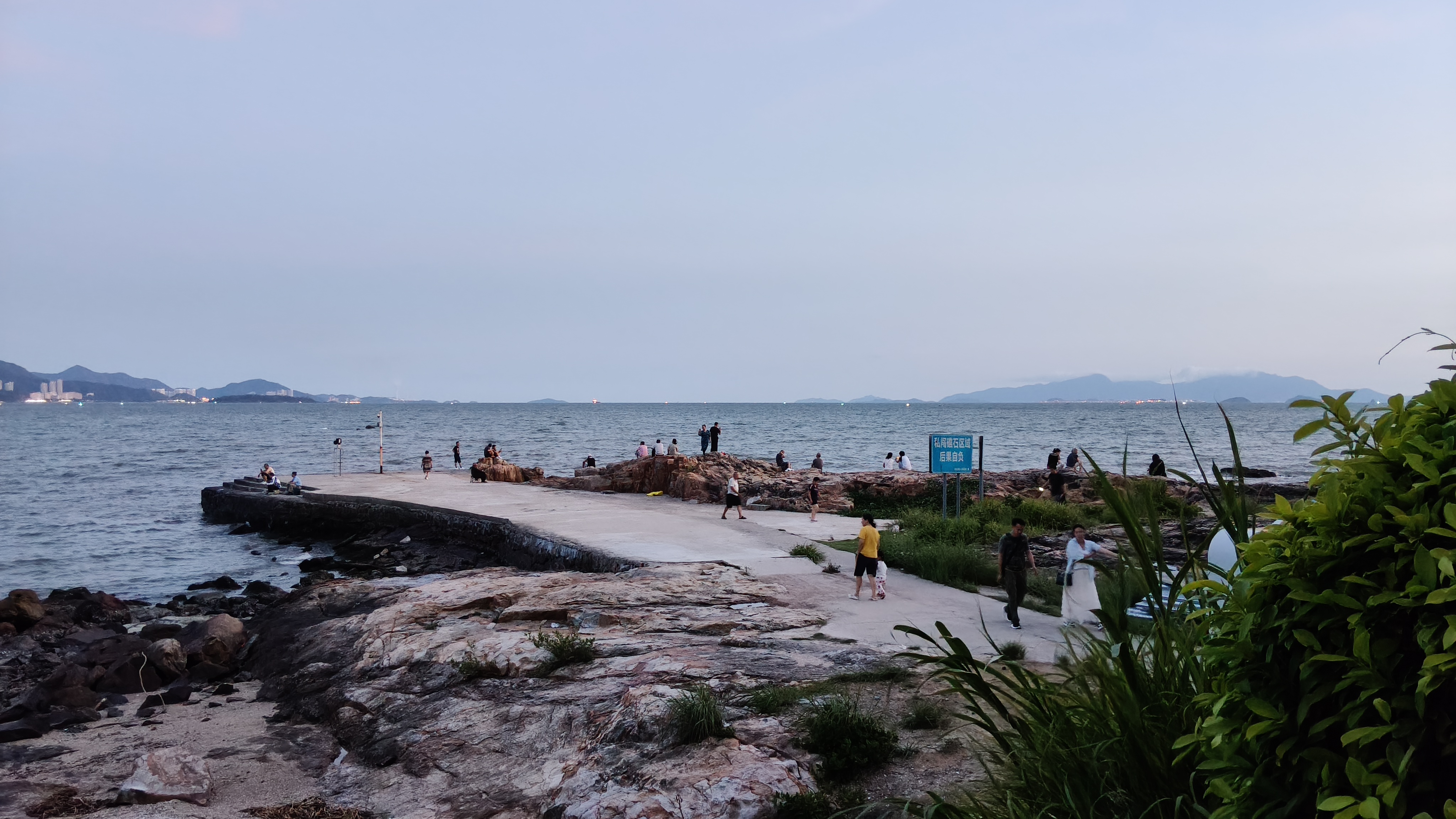 终于等到傍晚的时候,来惠州十里银滩,海边的礁石上,享受海风轻轻的吹