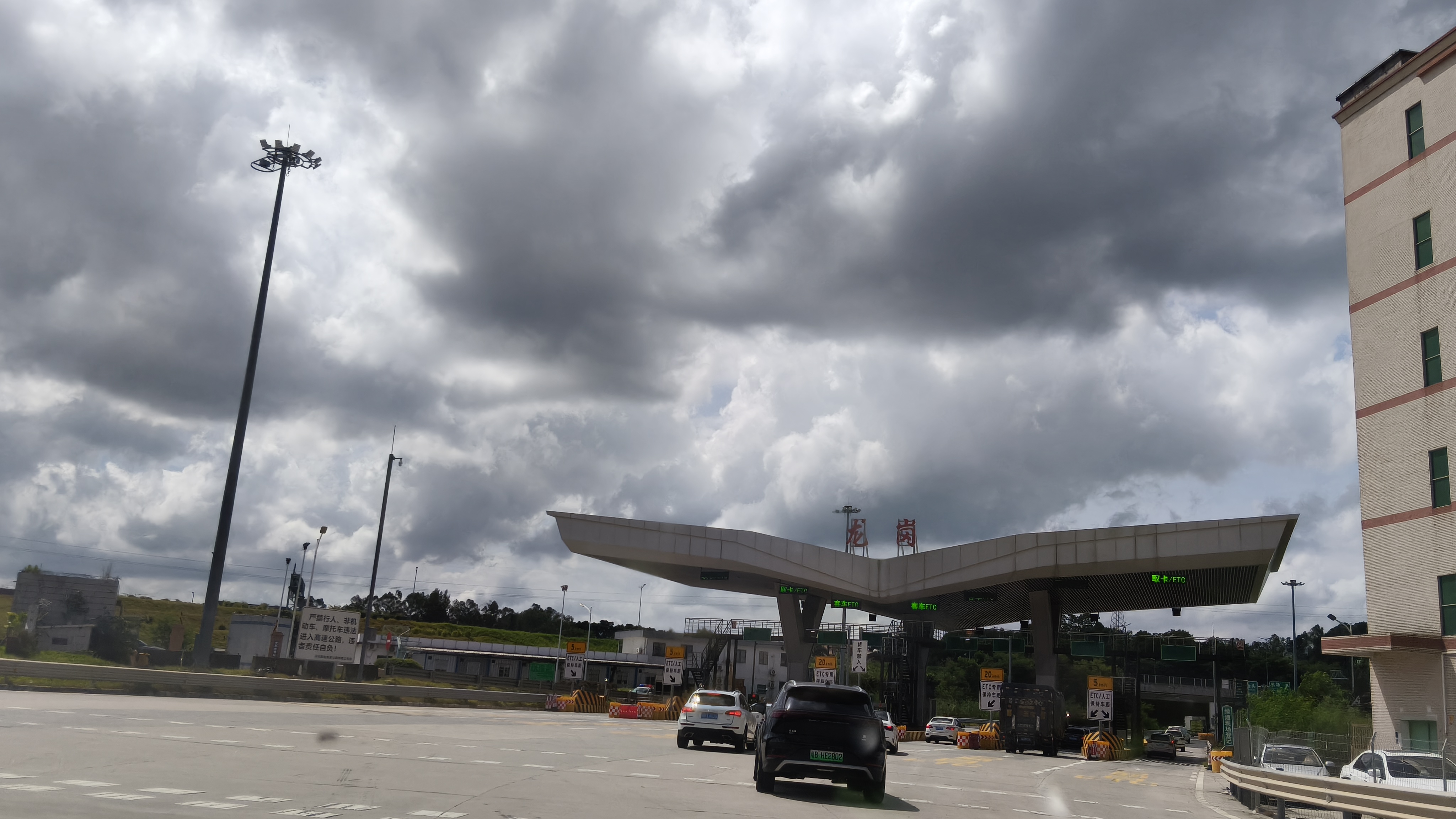 进入主道后,发现路面明显变宽阔了,原来沈海高速的深圳龙岗段,已由