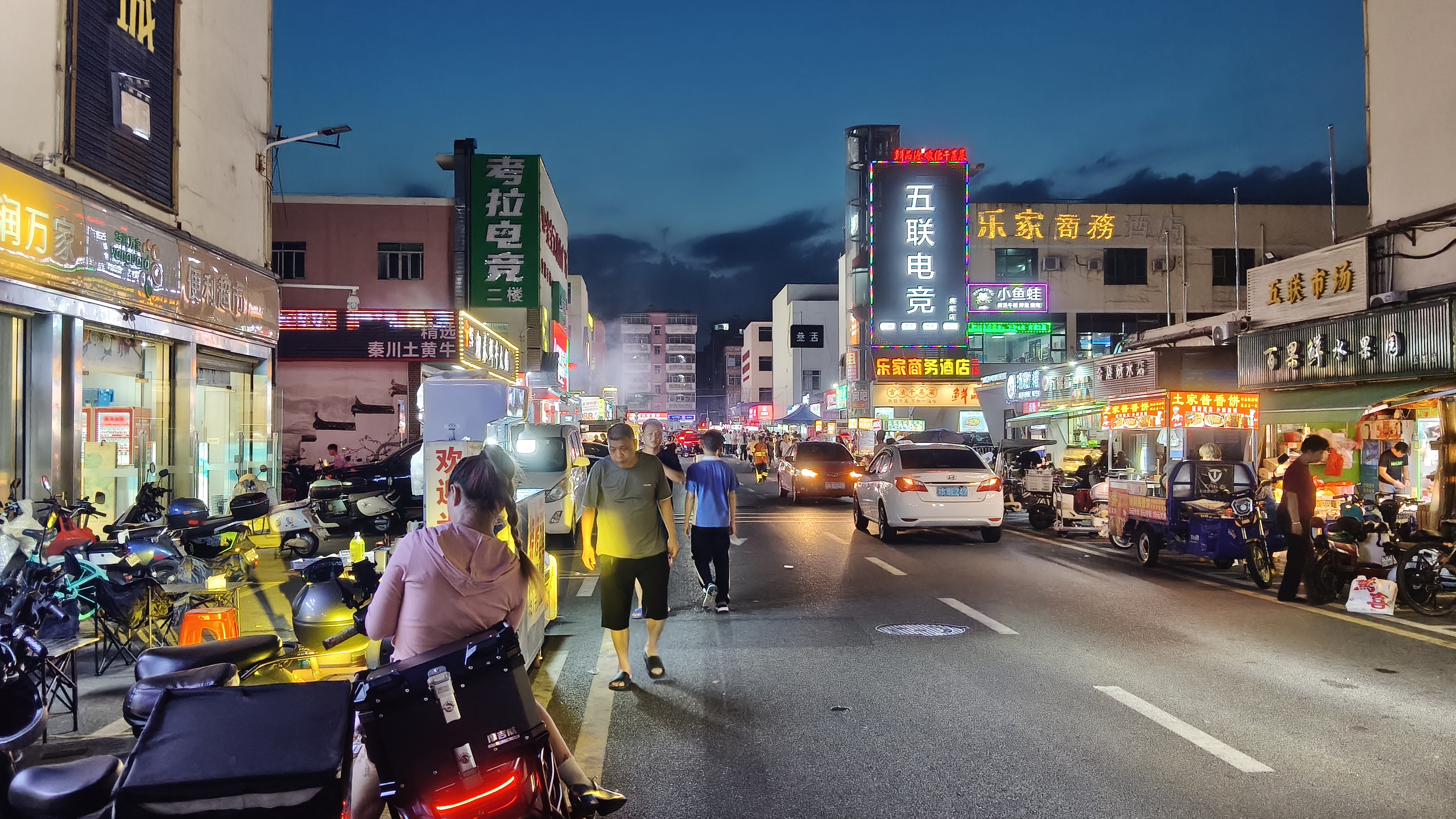 晚上来到深圳龙岗五联,发现综合市场一带好热闹啊!灯火通明,人来人往