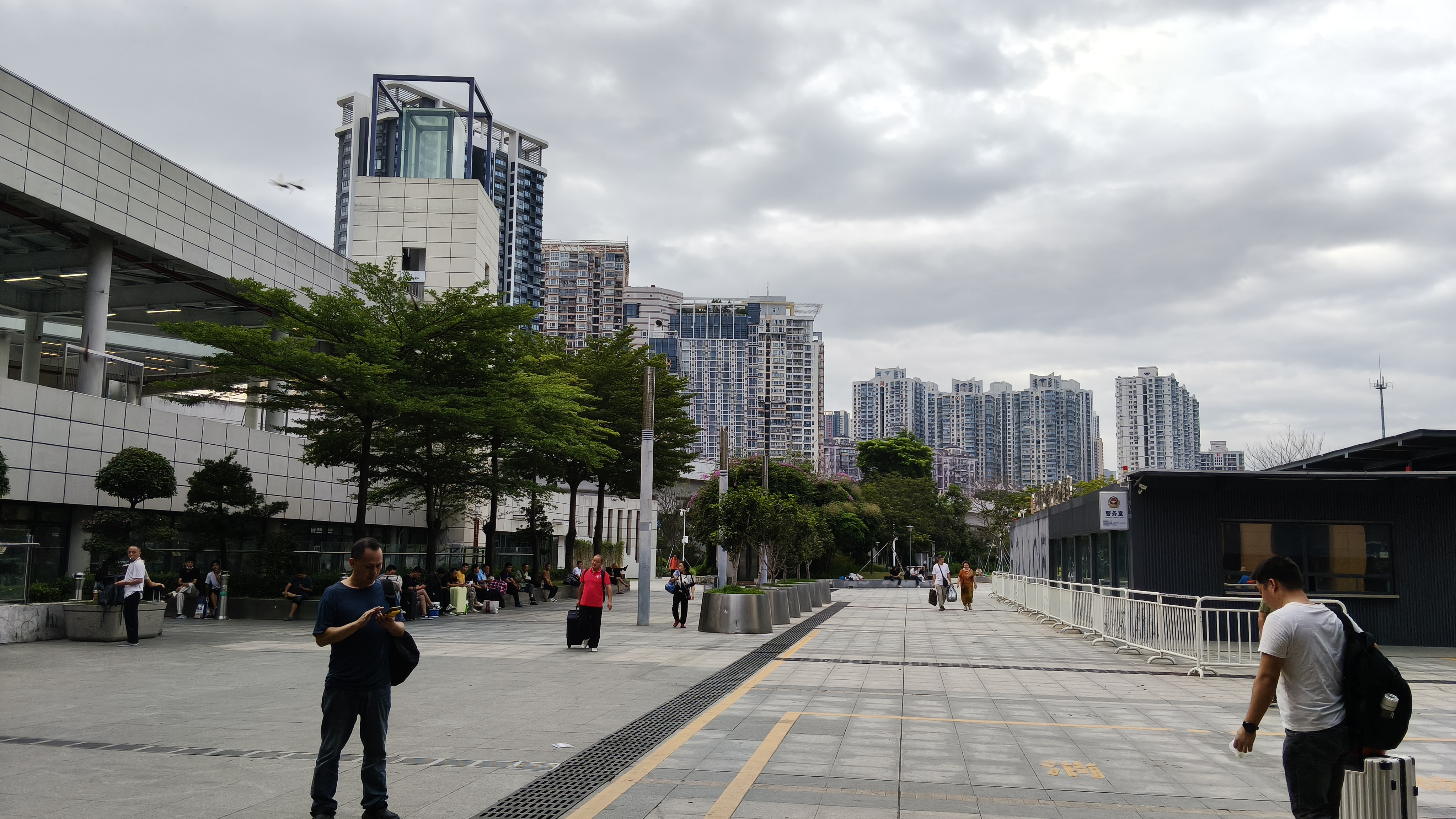 从地铁出来到进入火车站候车厅,只是不到二十米的距离,非常方便