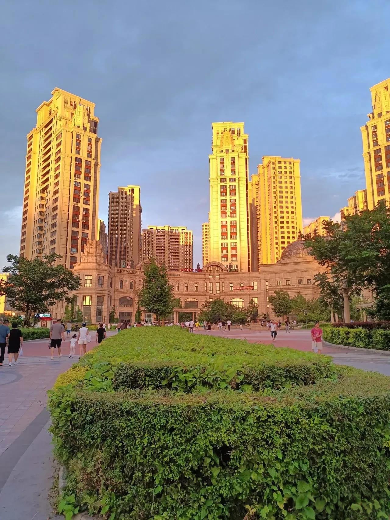 《当白纱与蜡烛叩响传统之门文化交融中的身份焦虑》