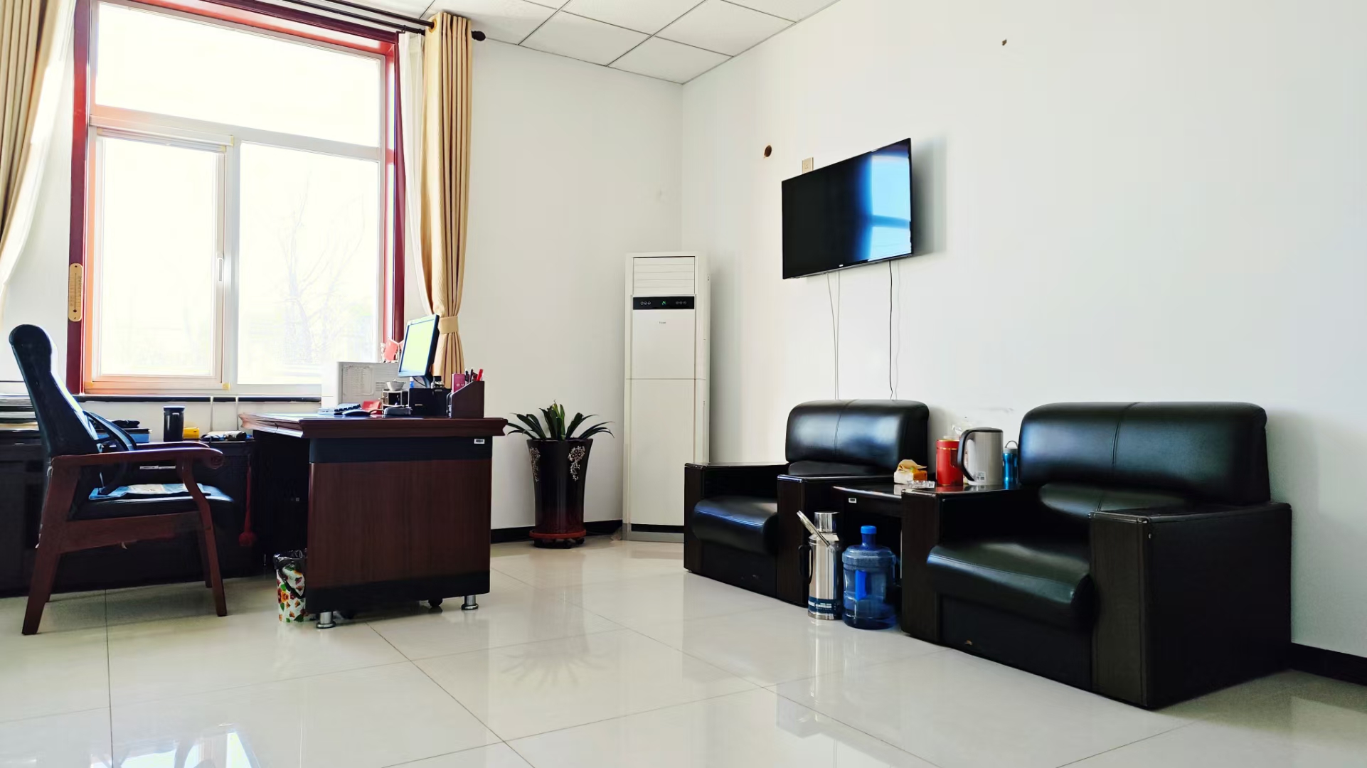 回来开会的时候,他就对各个处长说:"回去看看你们处室,办公桌上都摆