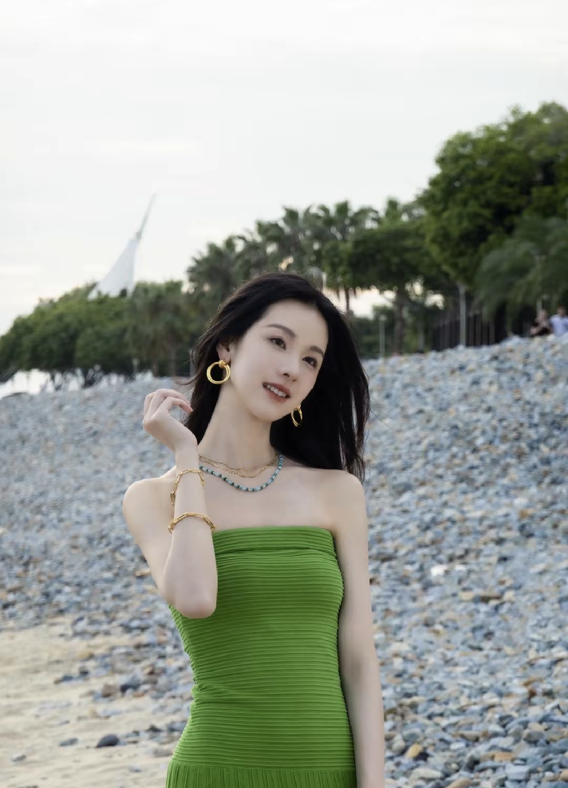 陈都灵在厦门海边的一组写真美照一身草绿色抹胸长裙展示完美好身材
