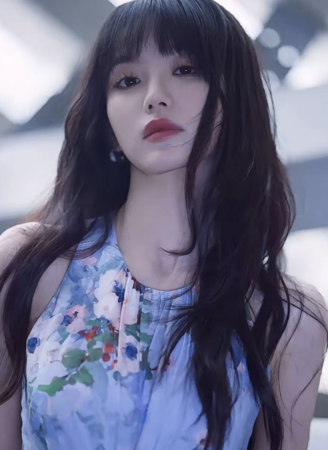 甜妹田曦薇的一组写真美照,一袭蓝色花朵连衣裙,目光坚毅,身材绝美