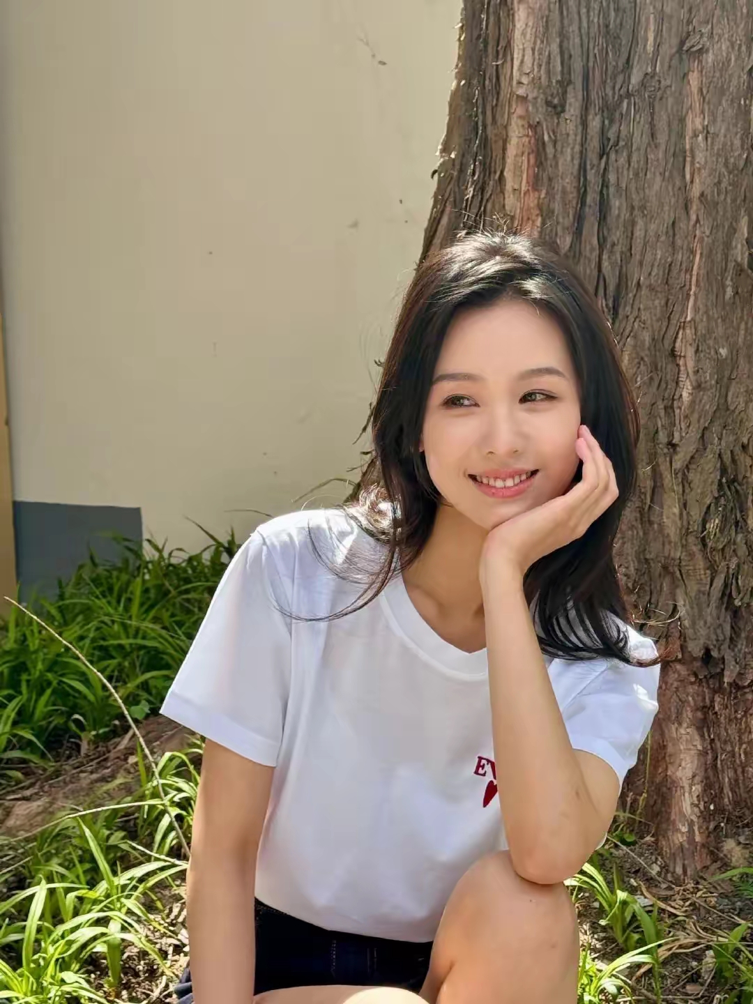陈都灵的一组随拍美照白色短袖显清纯颜值身材和演技均在线