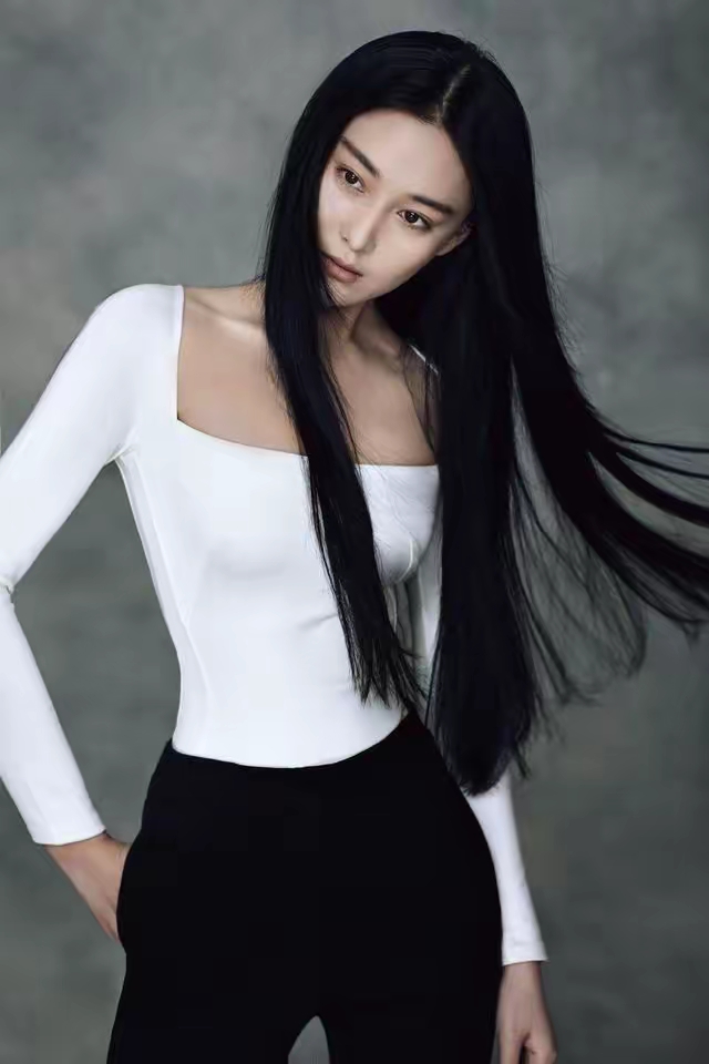 张馨予的"腰臀比"也太惊人了,她穿上白上衣 喇叭裤,就是人间尤物