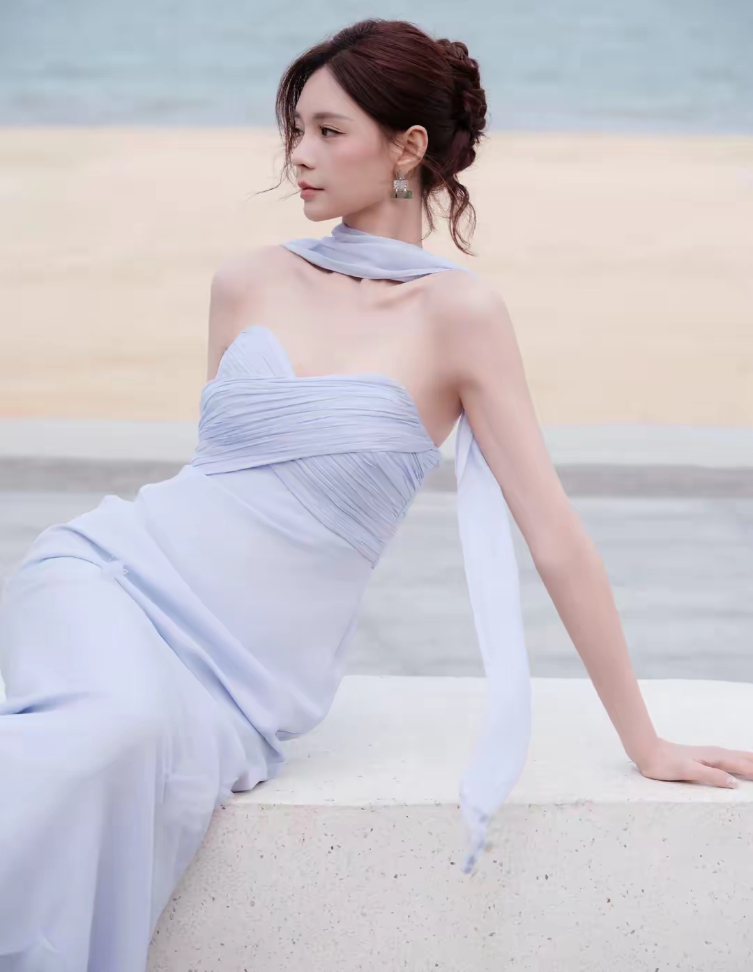 沈梦辰的两组写真美照,海边轻纱长裙,优雅与自由交织,身材棒棒哒