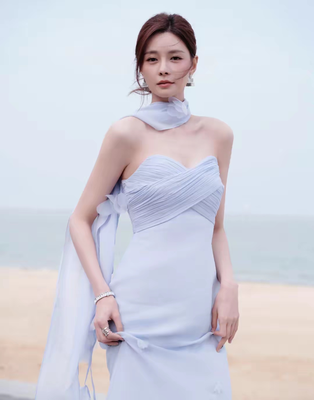 沈梦辰的两组写真美照,海边轻纱长裙,优雅与自由交织,身材棒棒哒