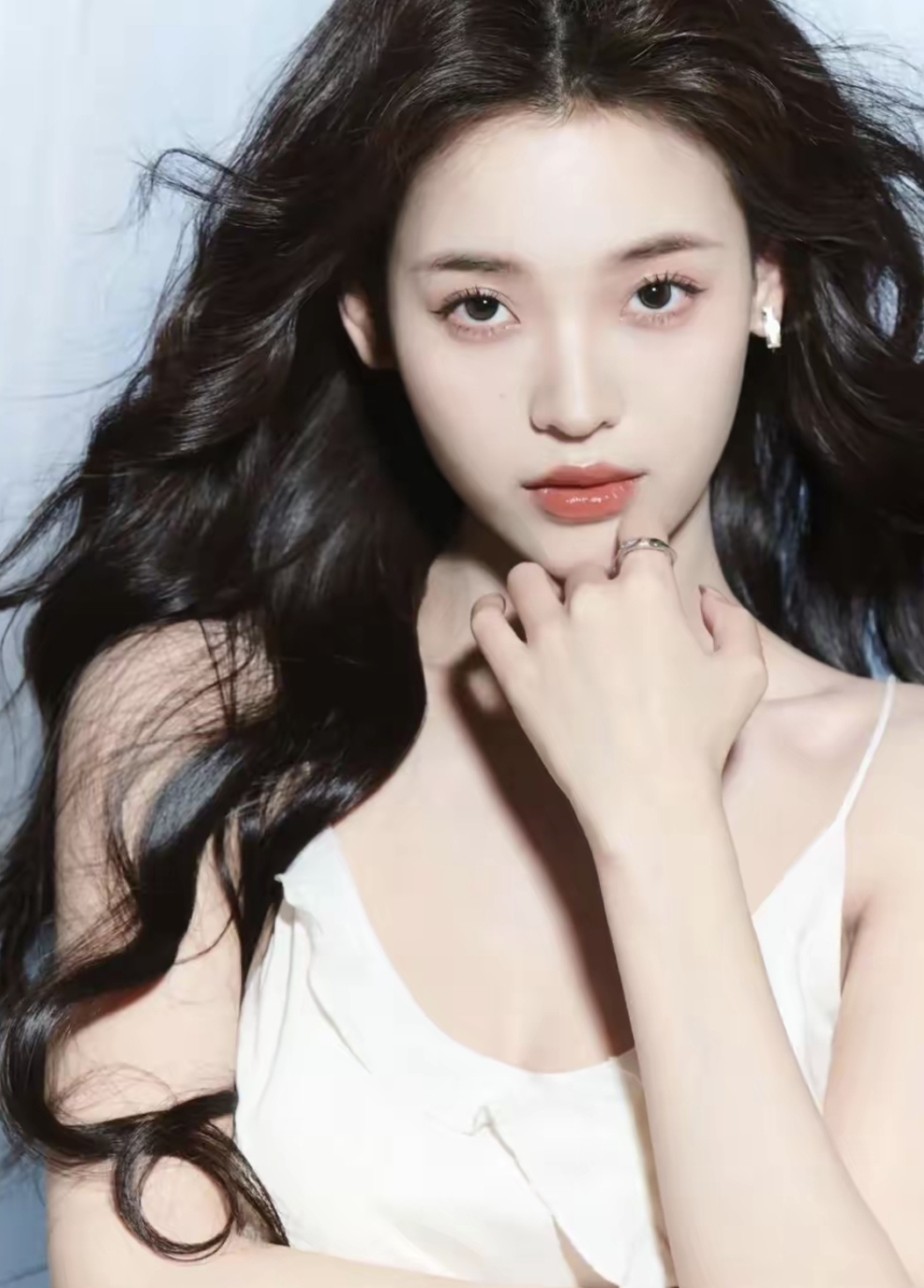 曾雪瑶的一组美照,出众的外形和苗条的身段,充满元气的00后女孩