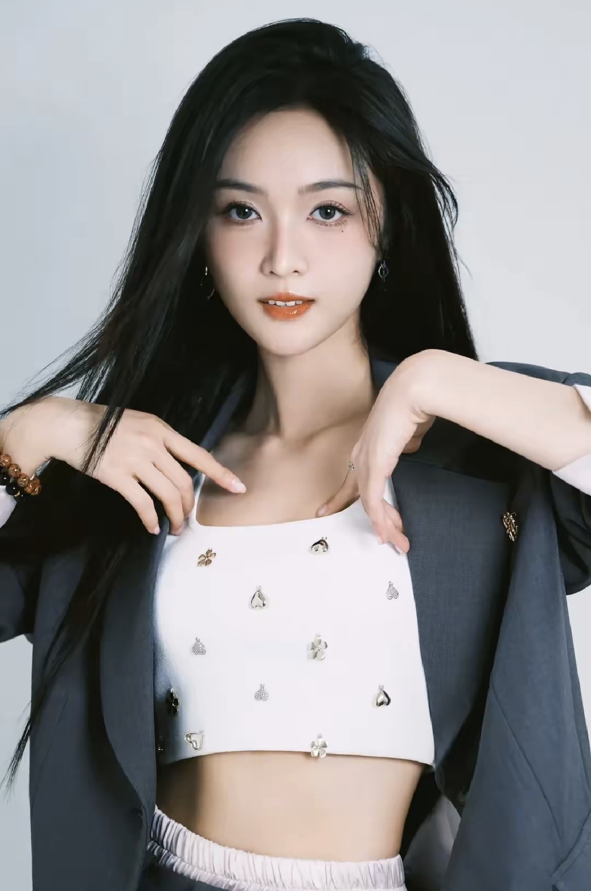 吴宣仪的一组美照,西服外套搭配超短裙,一头飘逸长发,又美又飒