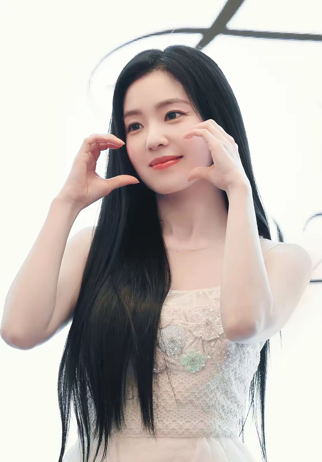 裴珠泫温柔甜美的微笑,优雅的长发,浪漫的蕾丝礼服,仿佛仙女下凡
