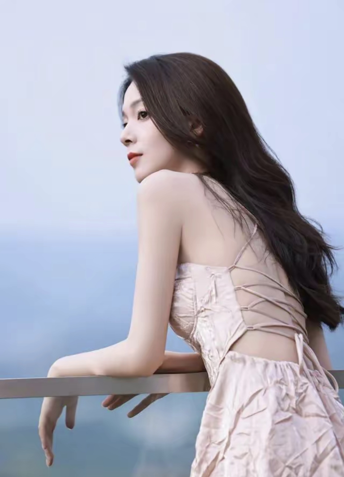 陈瑶的一组绝美写真,身穿一袭皱巴巴的裙子 ,脸蛋美得让人惊叹