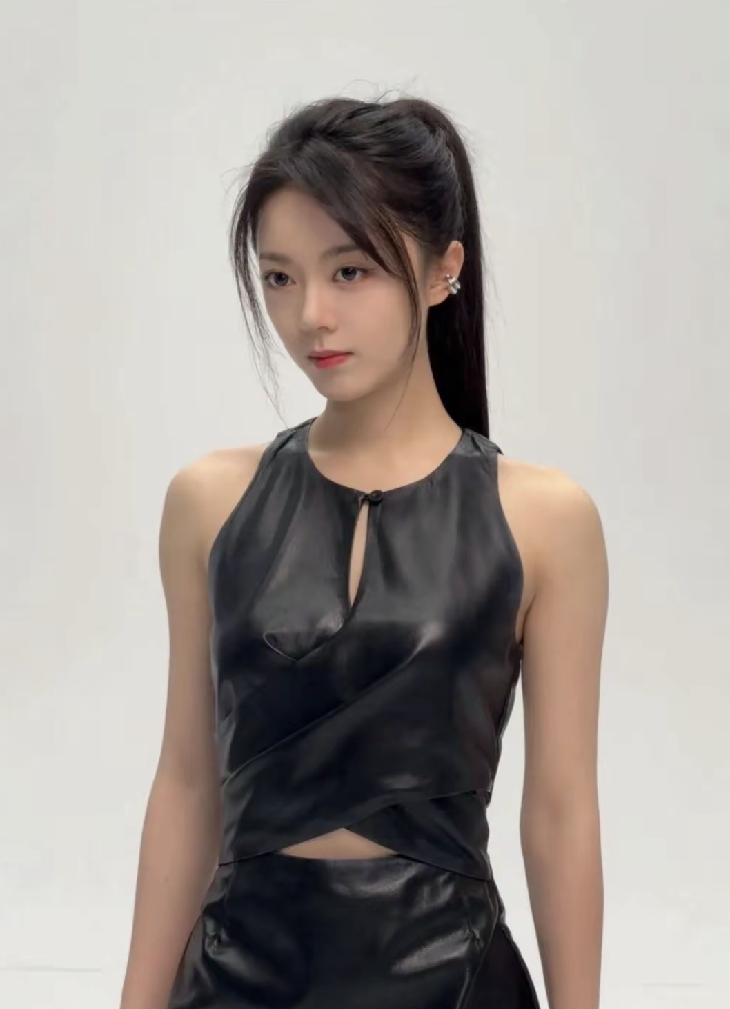 赵今麦的的一组写真美照,高马尾加黑皮裙,穿搭好时尚,又美又飒