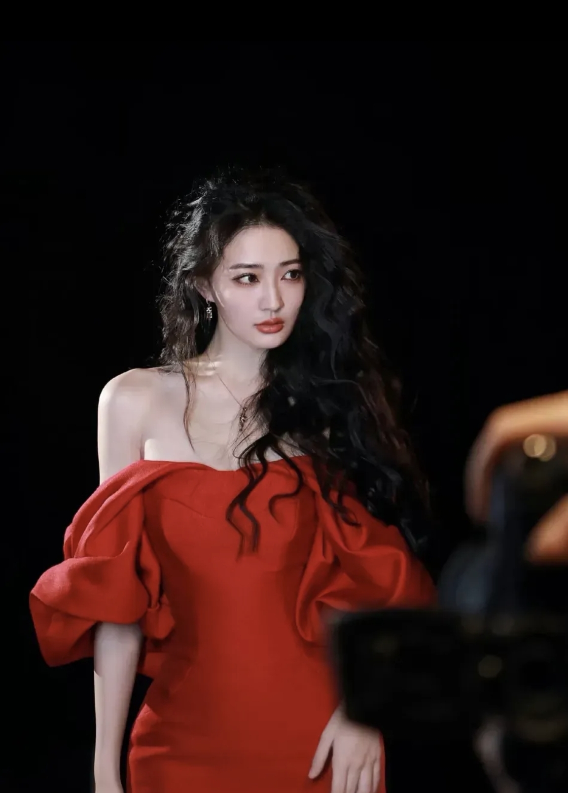 徐璐的一组写真美照,一袭红色抹胸露肩长裙,肤如凝脂,明艳的红玫瑰