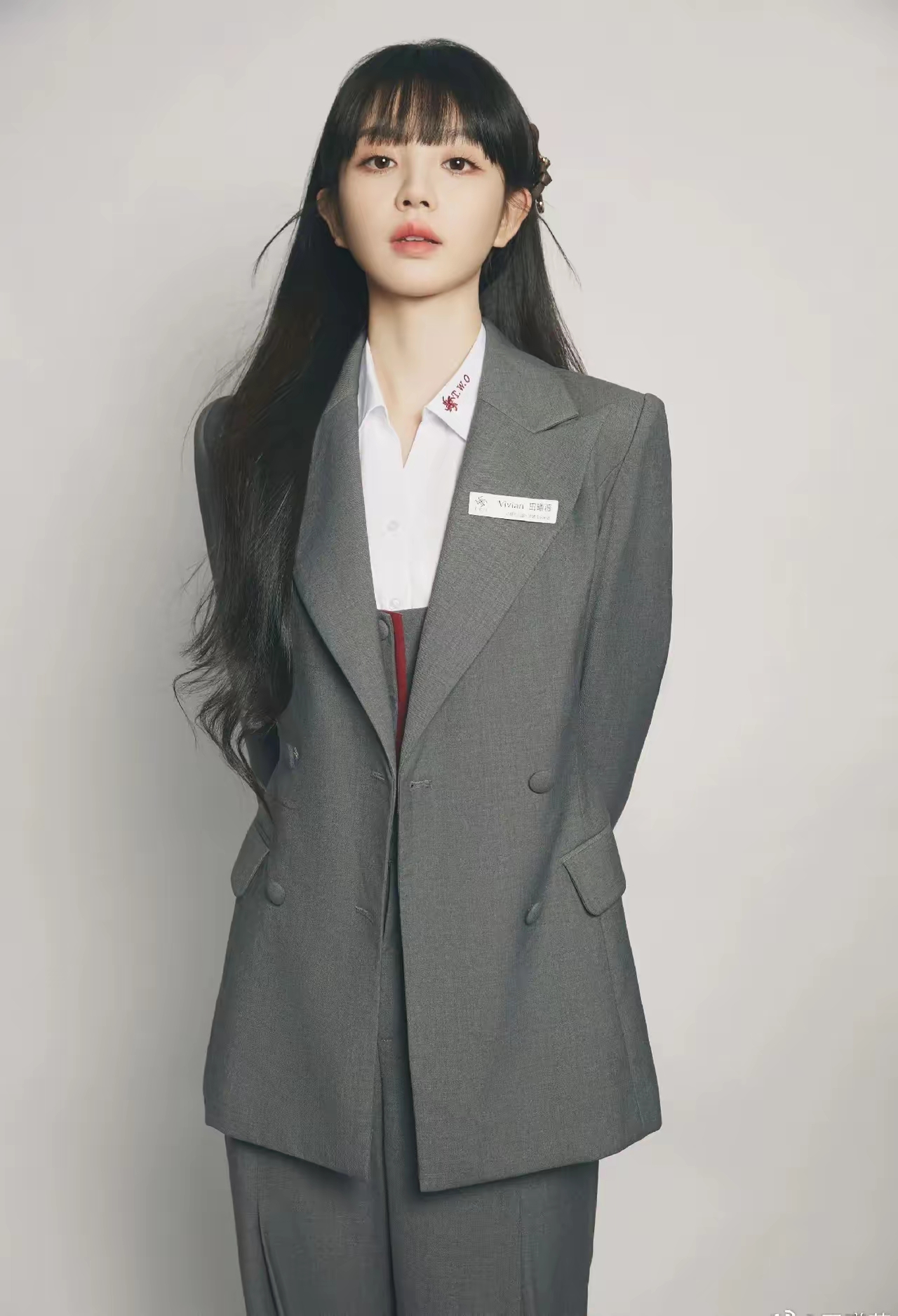 甜妹田曦薇的一组美照,一身灰色西服内搭白衬衫,好身材高颜值惹人爱
