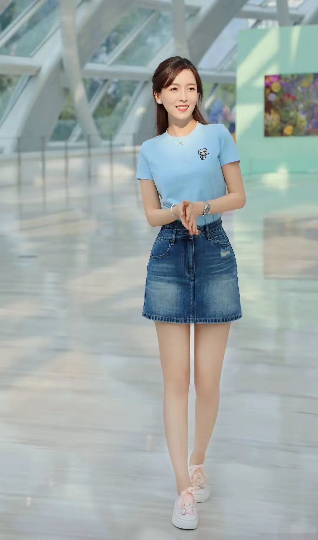 美女主持朱梓橦的一组写真美照,天空蓝短袖搭配牛仔短裙,这美腿真的太