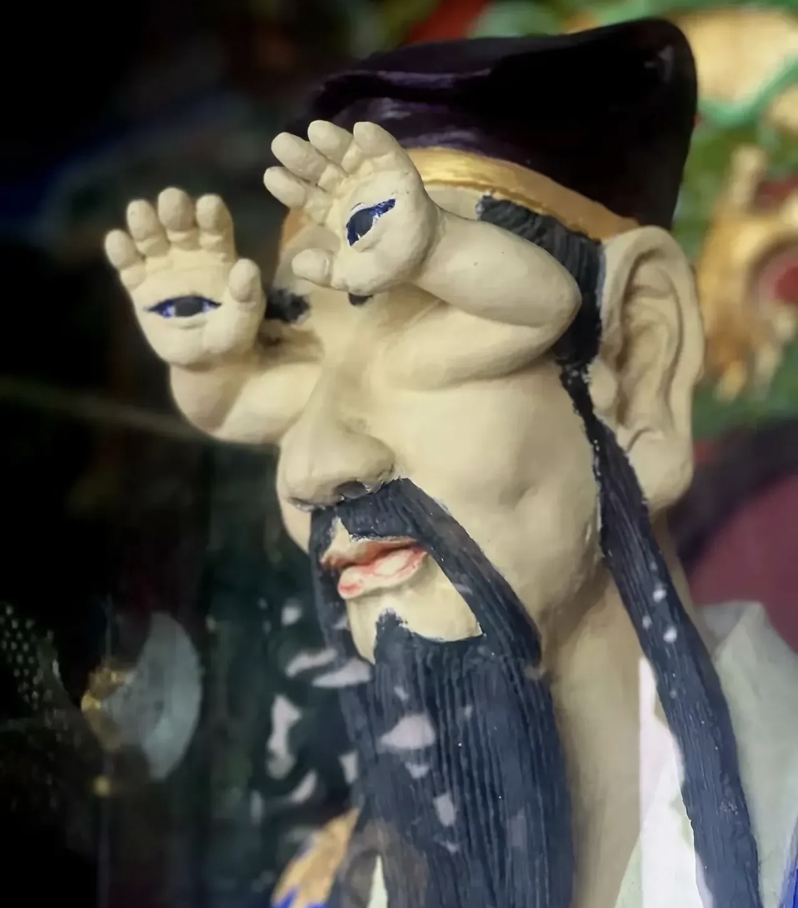 网友说,手眼通天,黑白通吃,三星堆遗址里的是大耳纵目,而这位神仙的