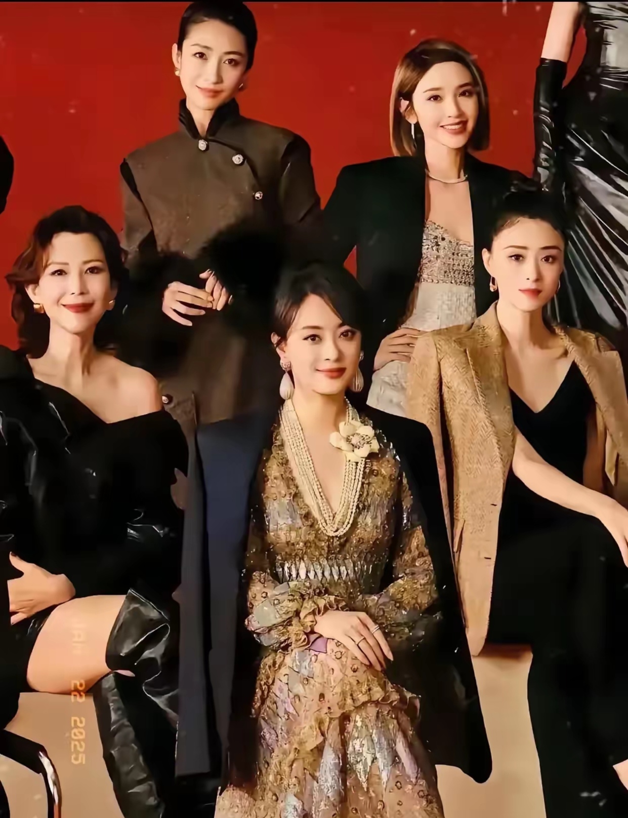 这张照片别看孙俪是坐c位 状态最好的却是蒋欣 无论颜值还是演技都略