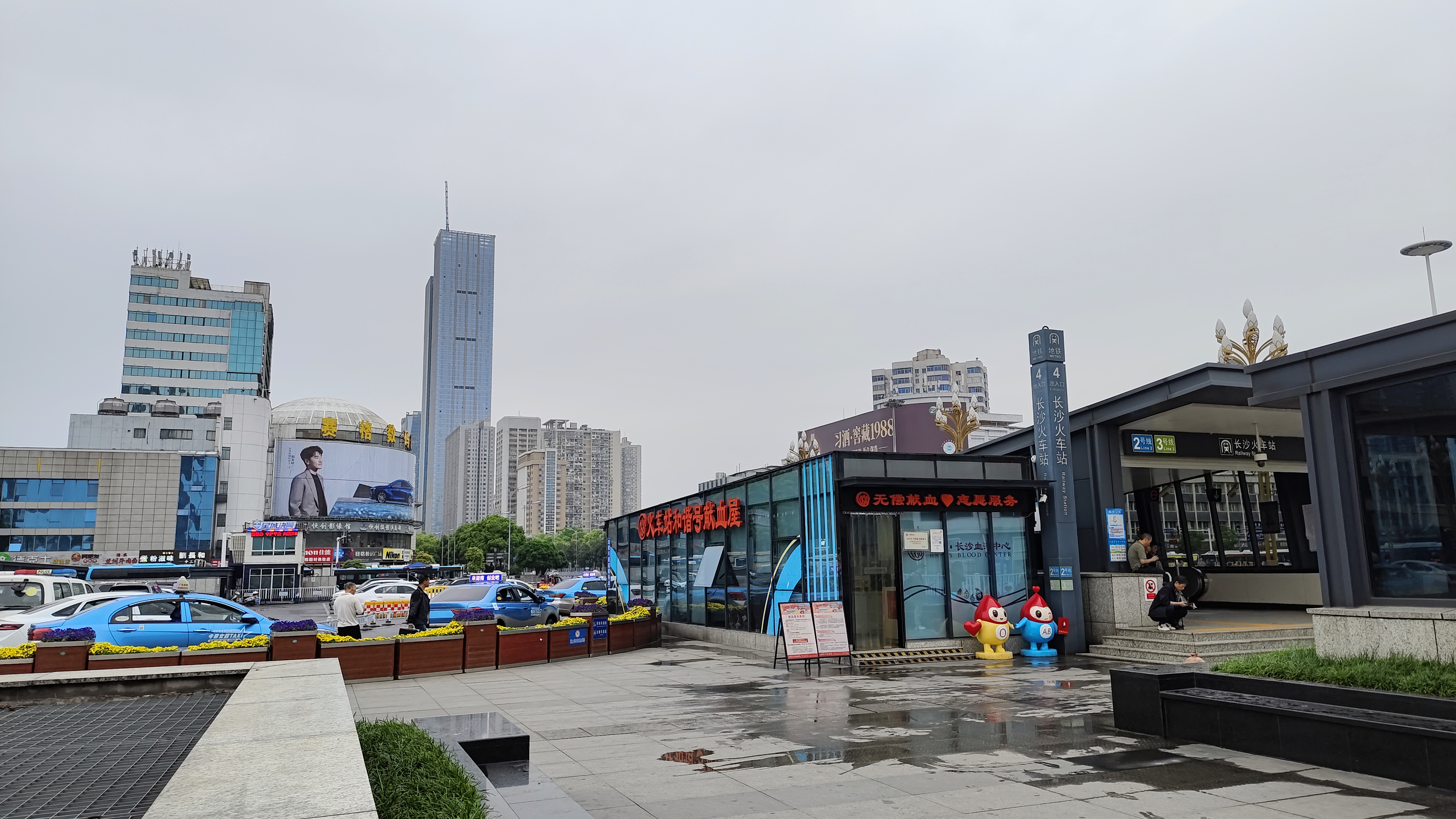 二,请记住,穷人和弱者不等于可怜人,因为他们只