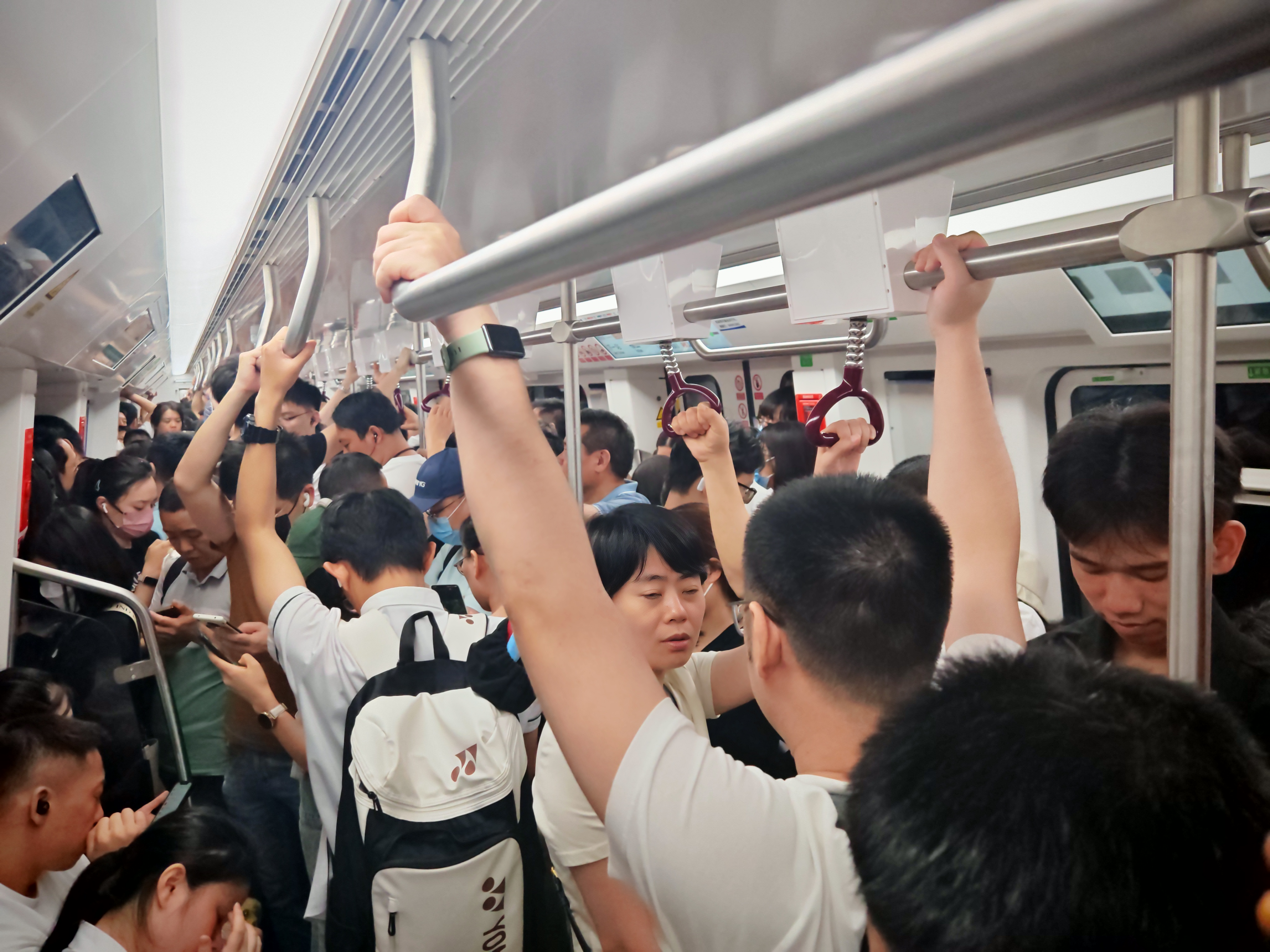 看一下下班高峰期的深圳地铁