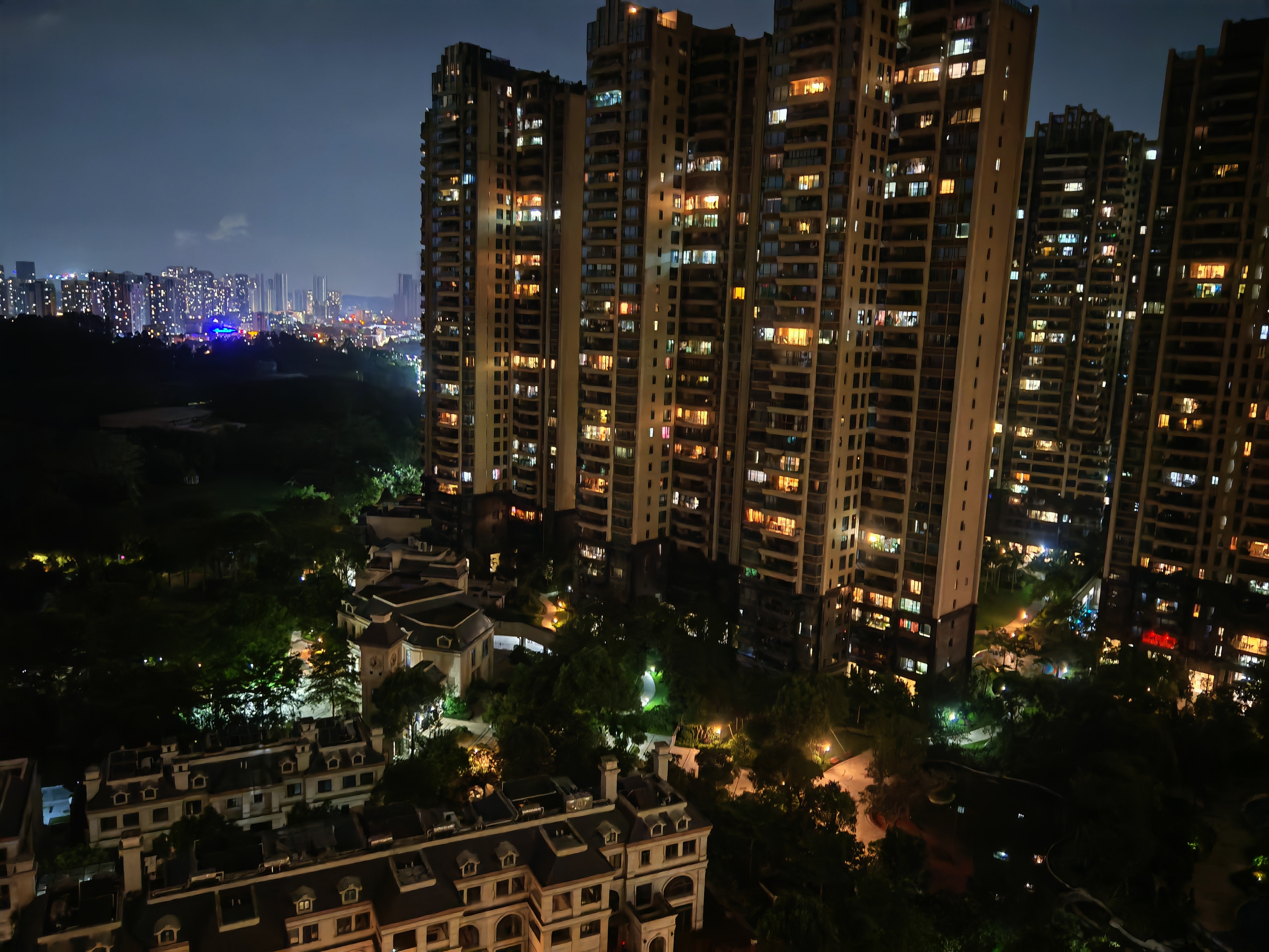 昨晚朋友邀请到家里小聚,朋友的老婆一个人在家忙乎