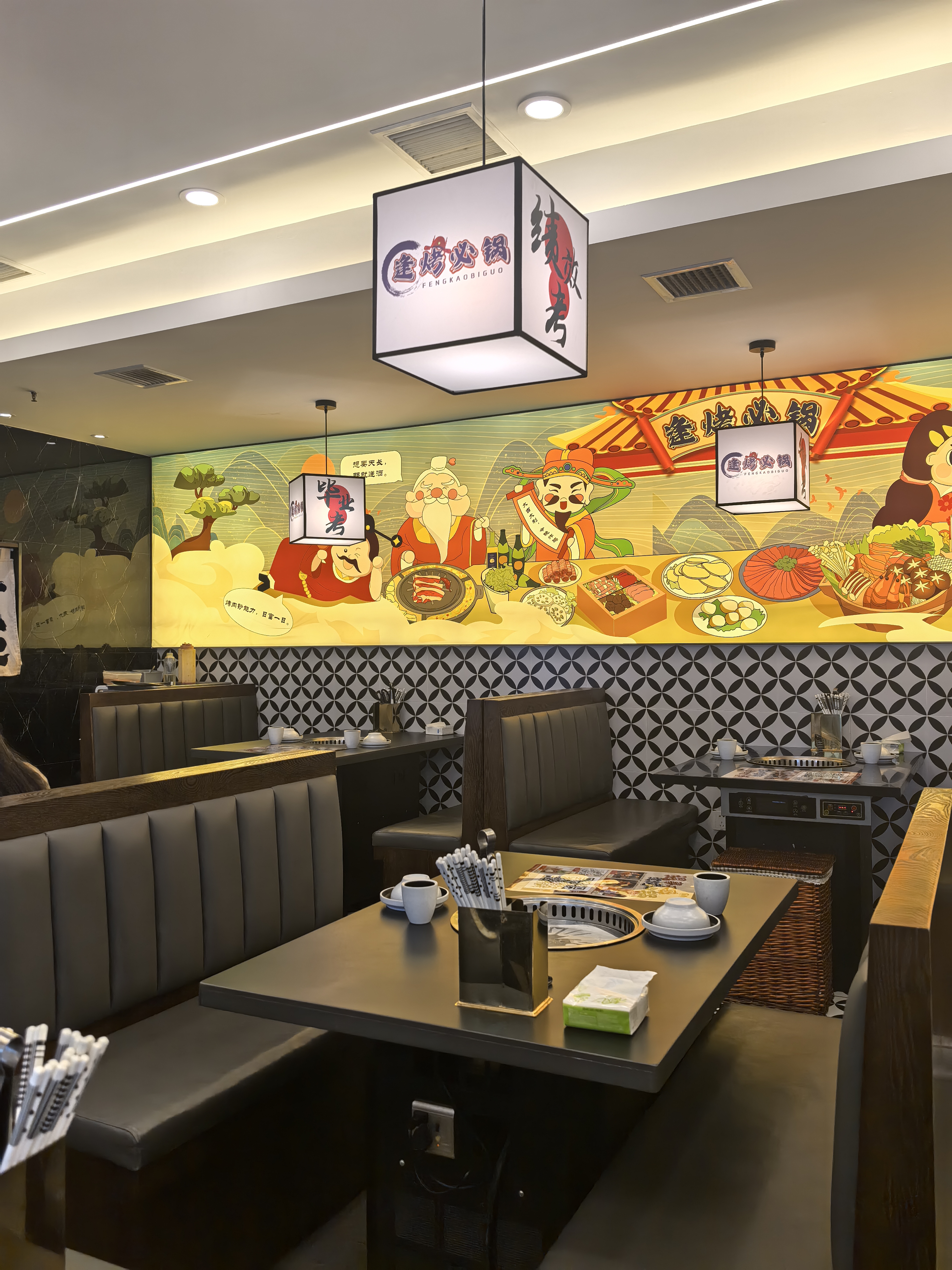 这家店的位置挺方便的! 地铁口直达这个我格广场!