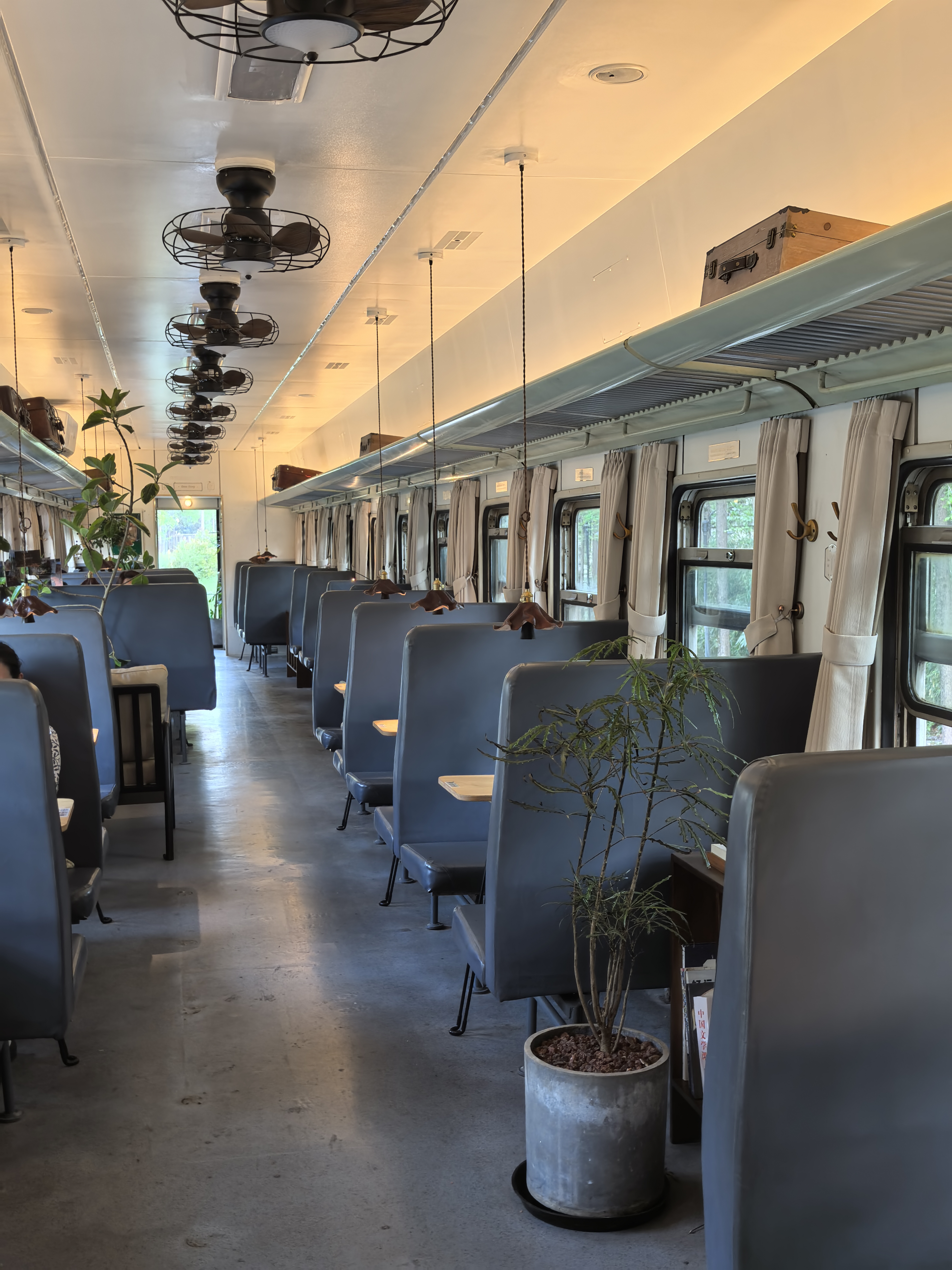 这家店将百年工业遗迹化作文艺新地标, 绿皮火车车厢内复古座椅与