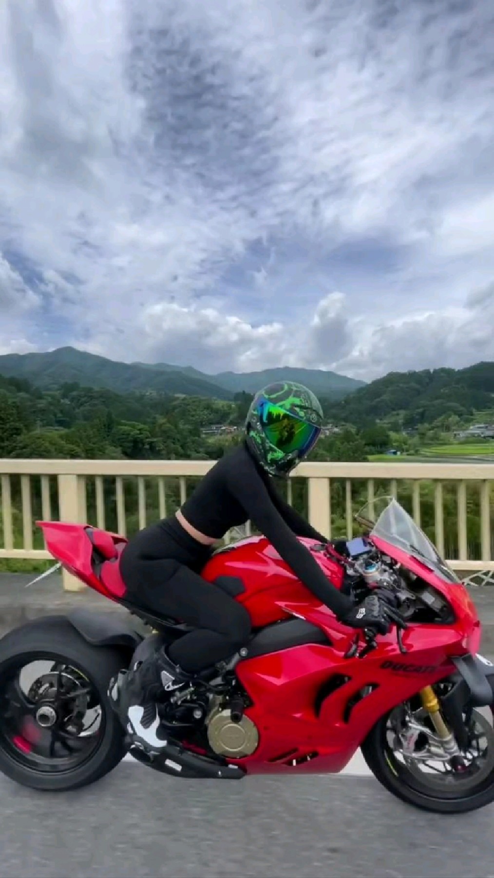 杜卡迪小姐姐说追上她,就和我在一起-度小视