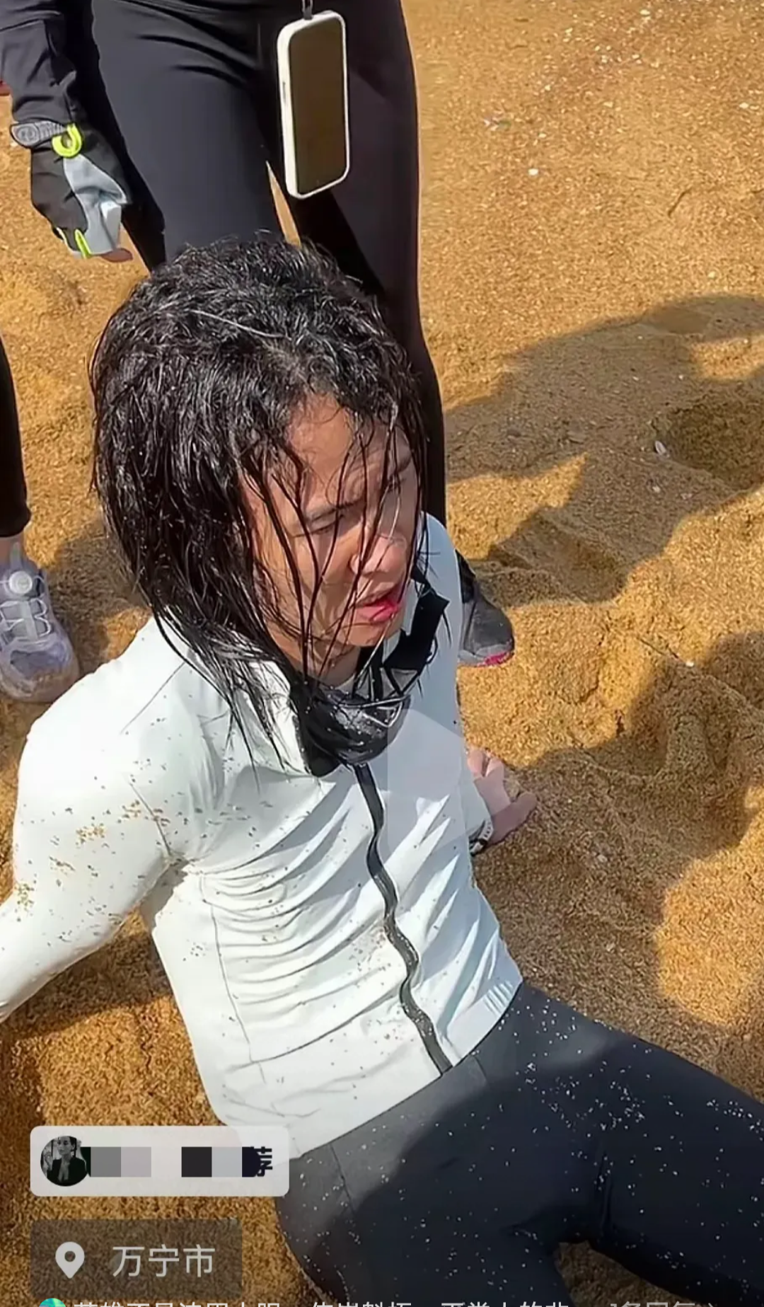 摄影师,大年初三,刚好在海南万宁采景拍照,遇见一对母子被浪卷入海里