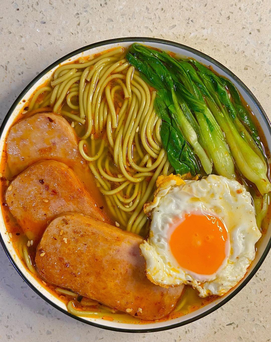 材料荞麦面午餐肉鸡蛋青菜 汤底2勺生抽1勺蚝油2勺醋1勺澜贩